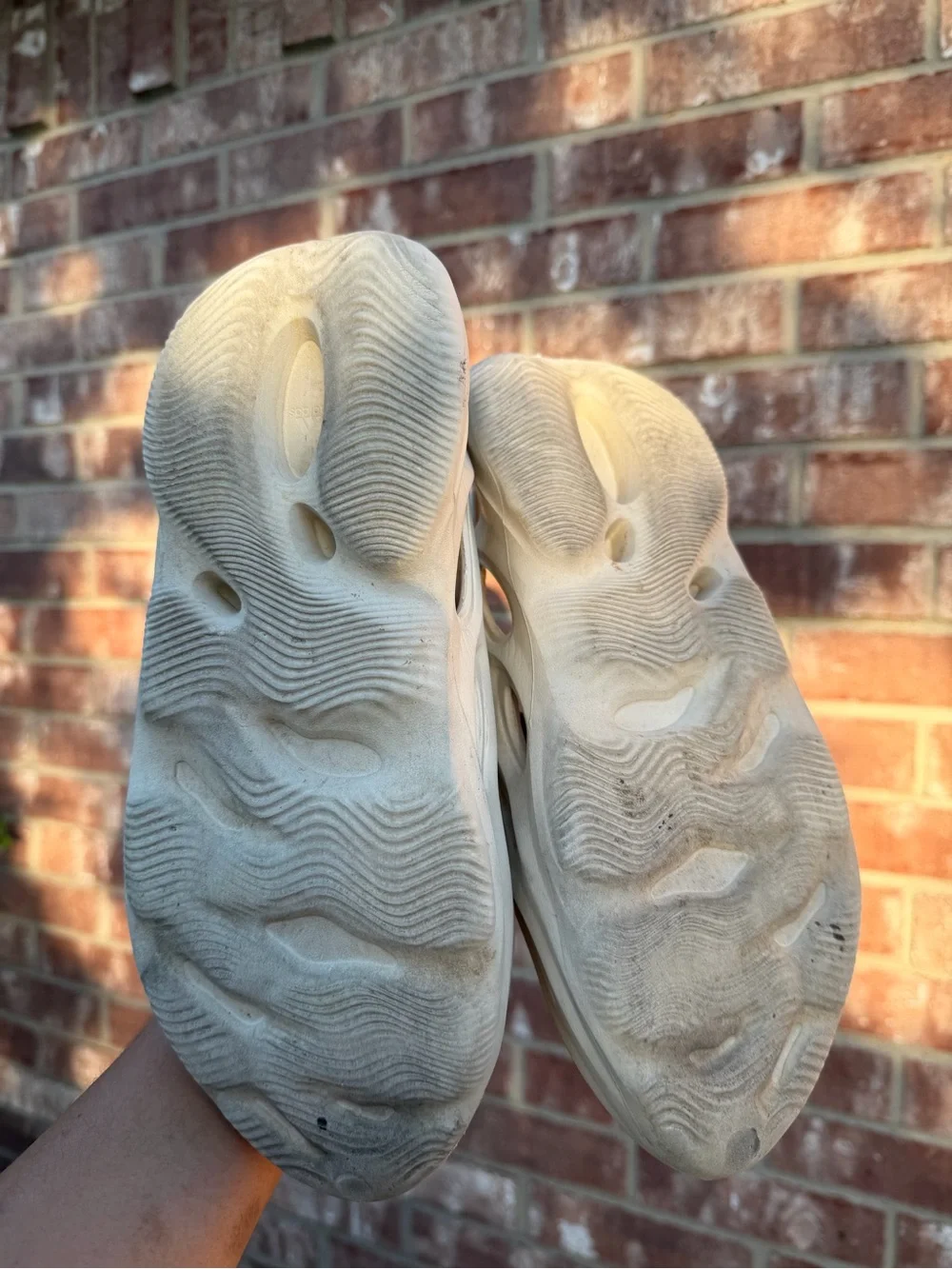 Yeezy Foam Runners in Light Cream/Off-White Size 8